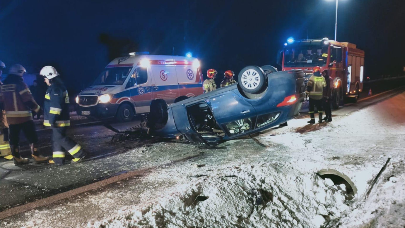 Dachowanie auta w miejscowości Bodaczów. Pasażerką była ciężarna kobieta