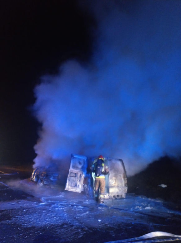 Tragedia pod Łowiczem! Kierowca zmarł w wypadku. Samochody całkowicie spłonęły 