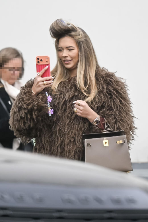Sandra Kubicka w wałku na głowie