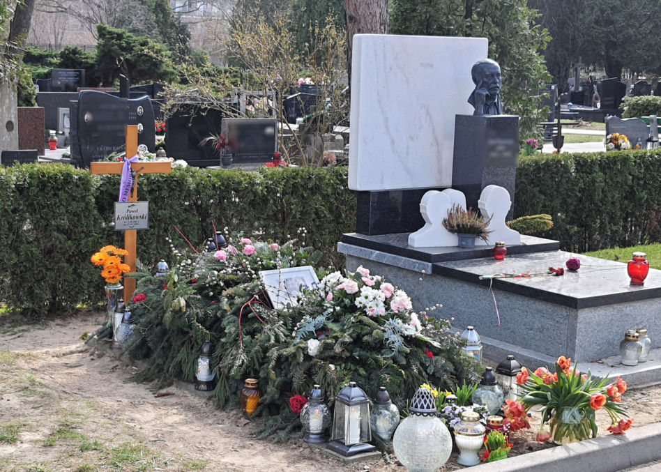 Nowy grób Pawła Królikowskiego