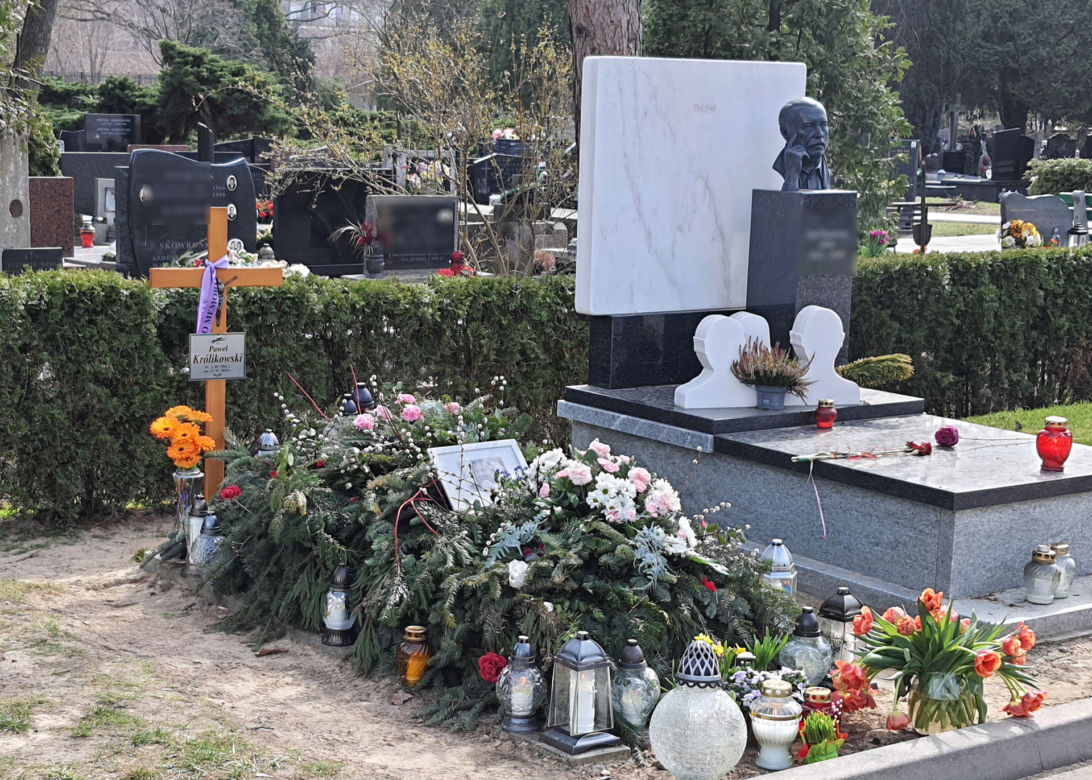 Nowy grób Pawła Królikowskiego