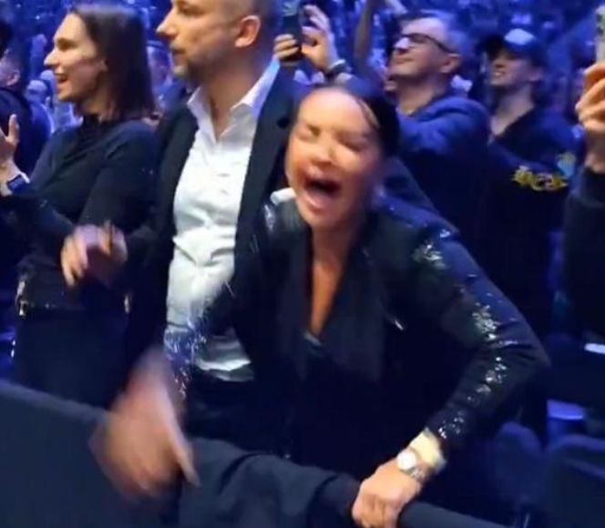 Kamila Wybrańczyk podczas walki Artura Szpilki na KSW