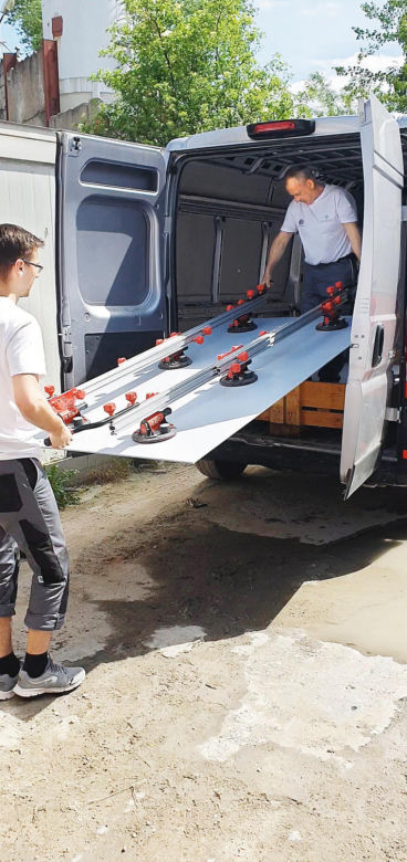 Każdą płytę przenosi się osobno przy użyciu konstrukcji aluminiowej – szyn, do których zamontowane są przyssawki