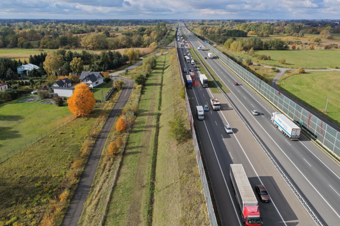 Śmiertelne potrącenie na A2. Nie żyje 71-letni kierowca ciężarówki