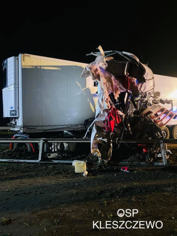 Groźny wypadek dwóch ciężarówek na A2 koło Poznania. Został z nich złom 