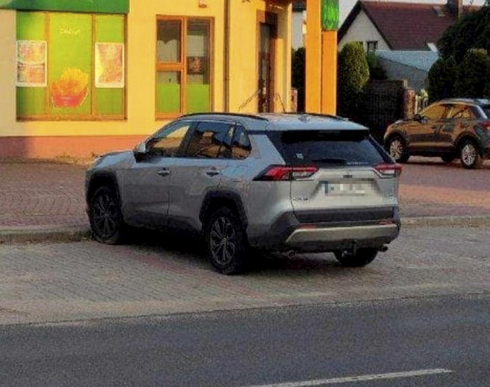 Sąsiedzi usłyszeli strzał, ciało kobiety leżało przy bramie. Nie żyje żona byłego policjanta