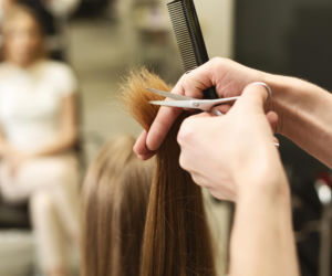 Wydajesz fortunę na odżywki? Prawda o rozdwojonych końcówkach jest bolesna. Eksperci mówią wprost