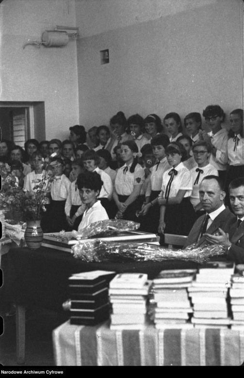 Tak żegnano szkołę w PRL-u! Zobacz jak wtedy wyglądały zakończenia roku!