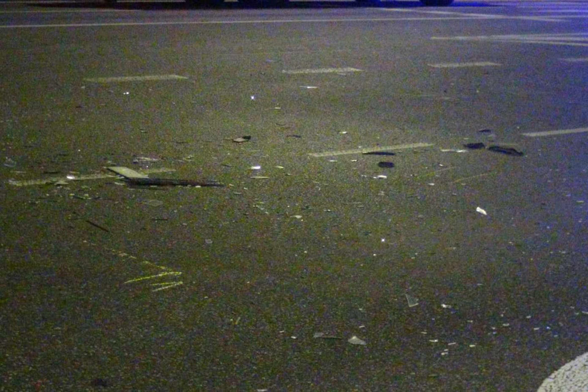 Tragiczny wypadek na Mazowszu. Karetka na sygnale dachowała w rowie. Jeden ratownik zginął na miejscu