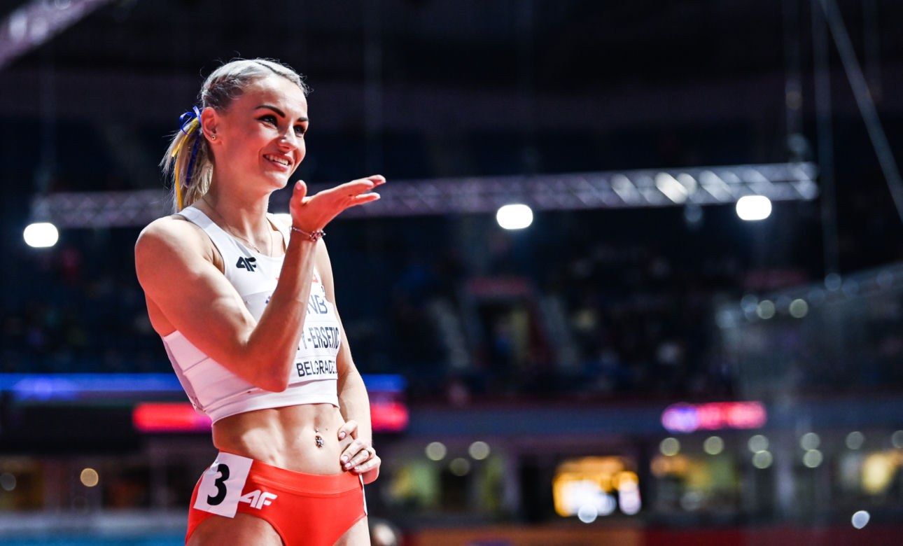 Justyna Święty-Ersetic ze wstążką w barwach Ukrainy