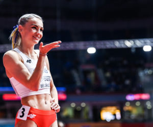 Justyna Święty-Ersetic ze wstążką w barwach Ukrainy