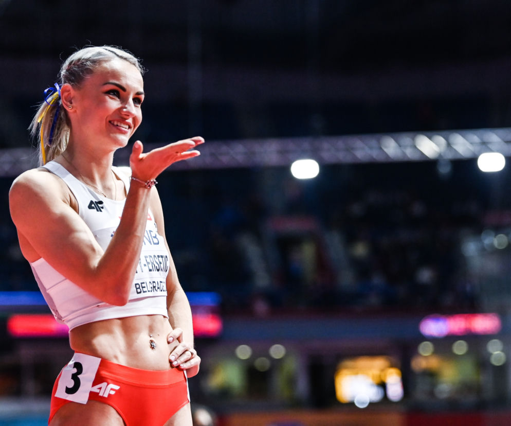 Justyna Święty-Ersetic ze wstążką w barwach Ukrainy