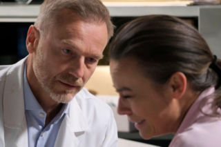 M jak miłość odc. 1893. Magda (Anna Mucha), Andrzej Budzyński (Krystian Wieczorek)