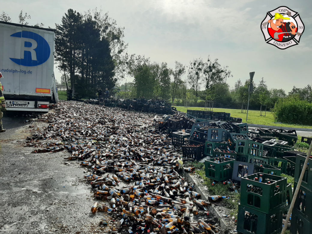 Czarlin. Z ciężarówki wypadł ładunek piwa. Setki butelek na drodze 