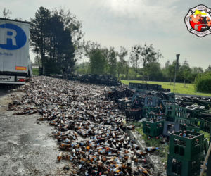 Czarlin. Z ciężarówki wypadł ładunek piwa. Setki butelek na drodze 