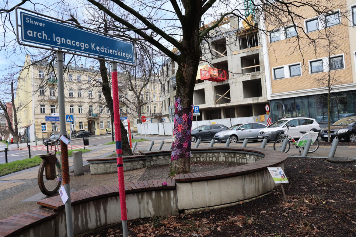 Kolorowe instalacje opanowały Lublin. Tak „Otulanie włóczką” świętuje swoje 10. urodziny!