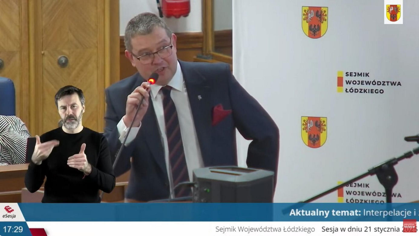 Łódź. Radny PiS Michał Król zszokował piosenką! Zaśpiewał ją na sesji Sejmiku Województwa Łódzkiego [ZDJĘCIA].