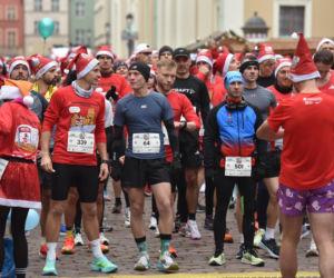 23. Festiwal Biegów Świętych Mikołajów w Toruniu. Zdjęcia ze starówki