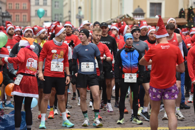 23. Festiwal Biegów Świętych Mikołajów w Toruniu. Zdjęcia ze starówki