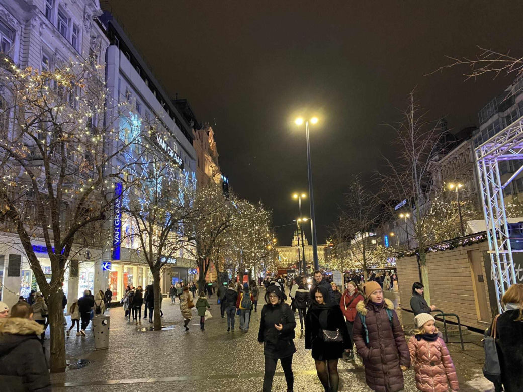 To jeden z najpopularniejszych jarmarków bożonarodzeniowych na świecie! Jak wygląda świąteczna atmosfera w Pradze?
