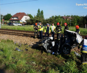 samochód wjechał pod pociąg