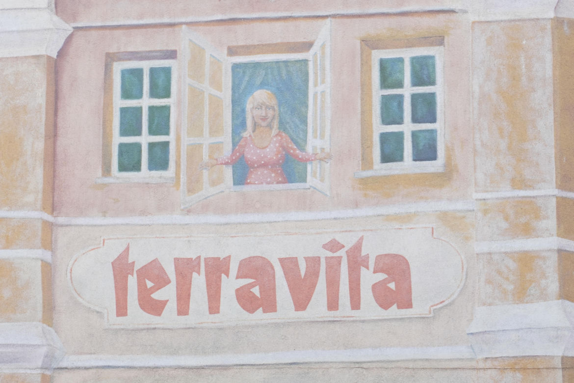 To najsłynniejszy mural w Poznaniu. Jest wizytówką zabytkowej dzielnicy