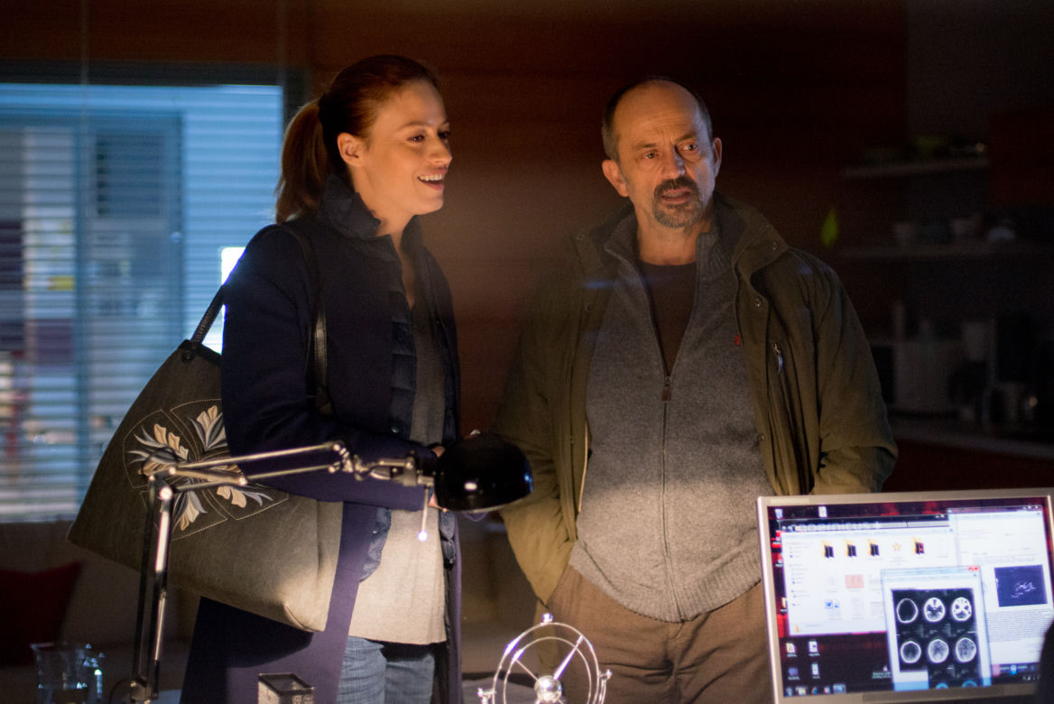 Lekarze 4 sezon odcinek 13 (odc. 52). Leon Jasiński (Jacek Koman), Alicja (Magdalena Różczka)