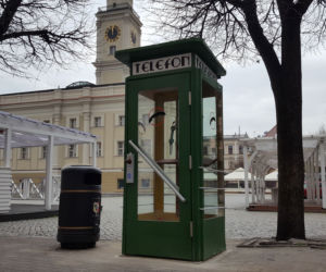 Przy wejściu na Rynek w Lesznie stanęła budka telefoniczna