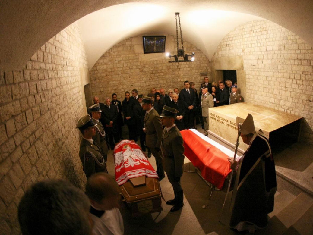 Trumny Lecha i Marii Kaczyńskich w krypcie pod Wieżą Srebrnych Dzwonów na Wawelu przed złożeniem do sarkofagu