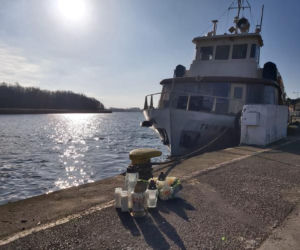 Dziwnów: Cała rodzina, w tym małe dzieci i piesek, była w aucie. Wpadli do wody, wszyscy utonęli