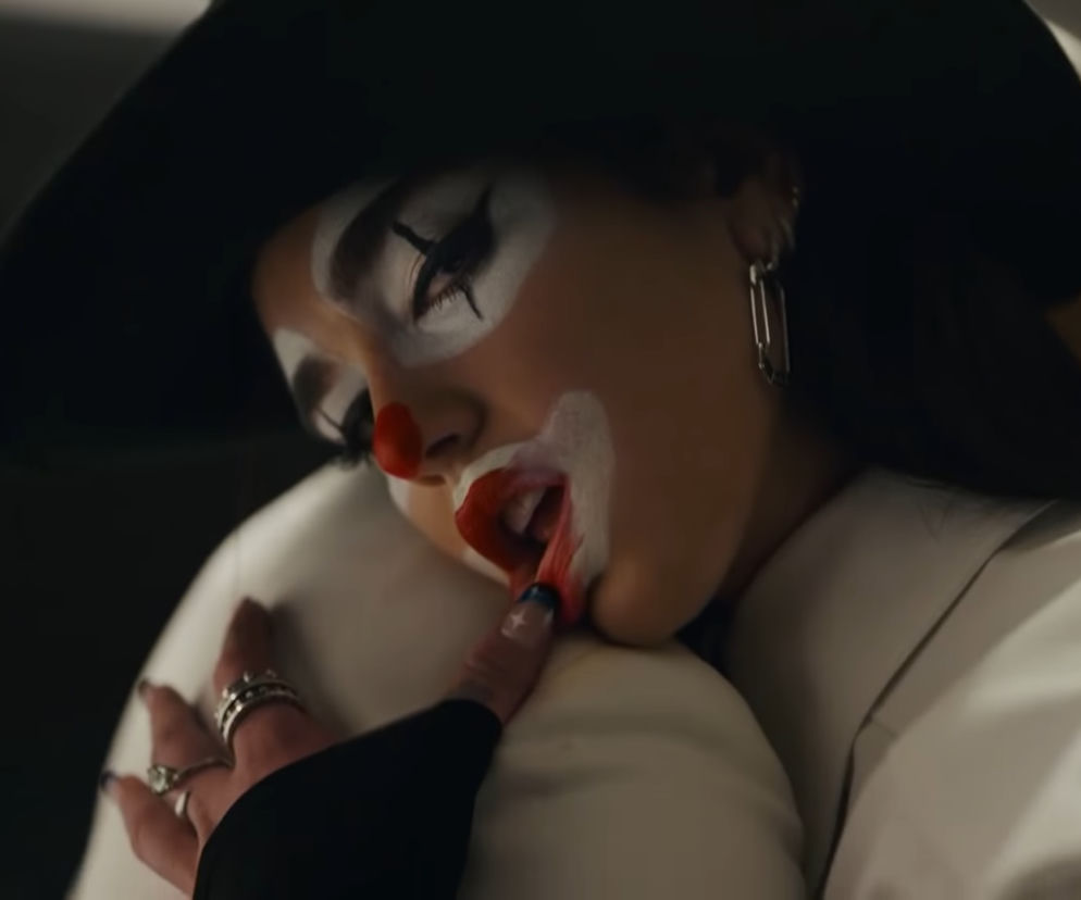 Dua Lipa została klaunem. Ta piosenka będzie hitem wakacji 2021!