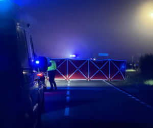 Koparka wymusiła pierwszeństwo. Motocyklista nie miał szans