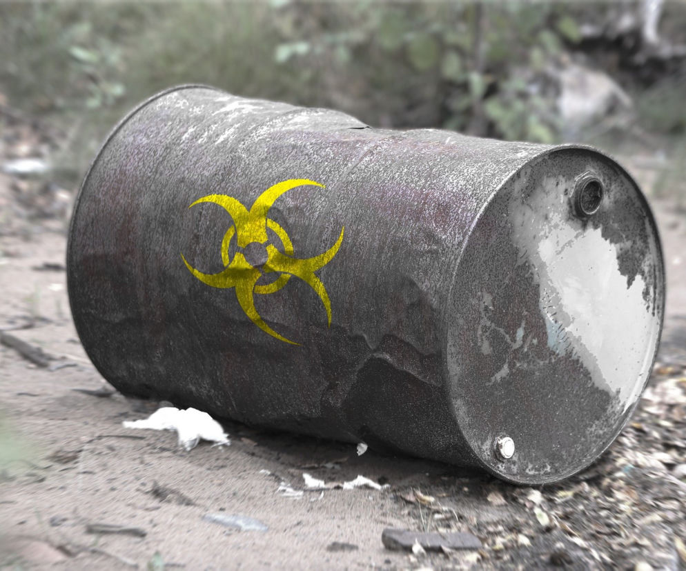 Porzucili trujące odpady przy drodze! Mogą trafić do więzienia na wiele lat 