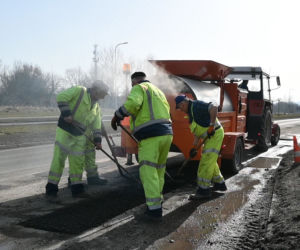 Drogowcy z Tarnowa ruszyli do łatania dziur w drogach. Gdzie zgłaszać uszkodzenia jezdni? 