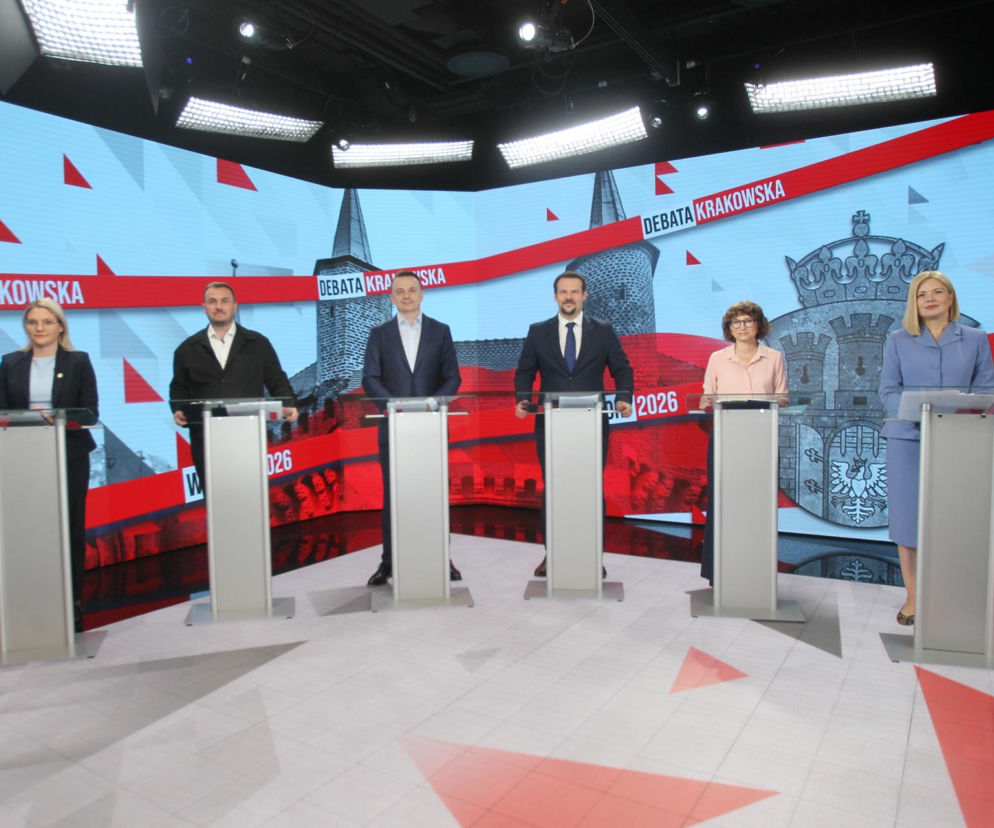 Kandydaci przy pulpitach w studio debaty prezydenckiej w Krakowie. O Bitwie o Kraków przeczytasz na SE.