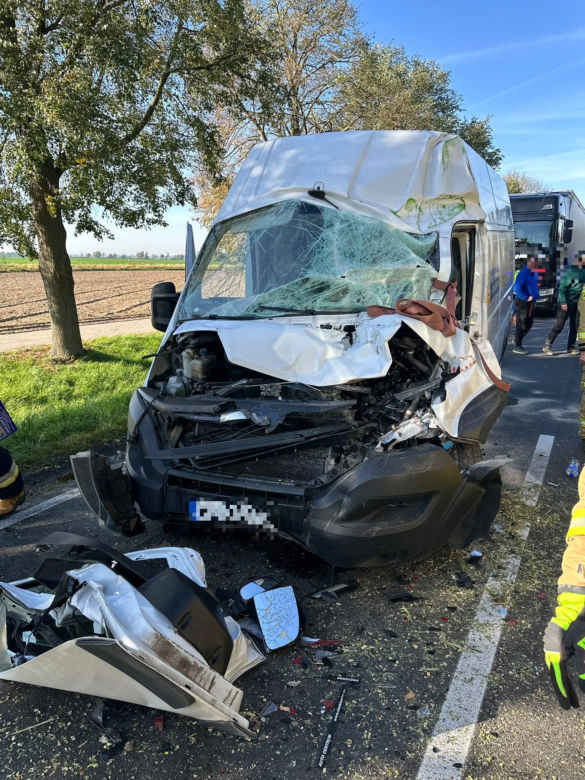 Zablokowana DK12 Leszno-Gostyń. Bus zderzył się z ciągnikiem rolniczym