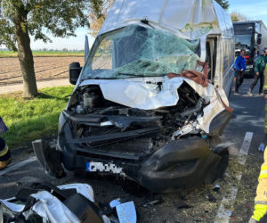 Zablokowana DK12 Leszno-Gostyń. Bus zderzył się z ciągnikiem rolniczym