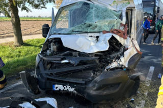 Zablokowana DK12 Leszno-Gostyń. Bus zderzył się z ciągnikiem rolniczym