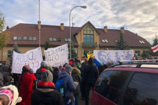 Miejsce dzieci nie jest w lesie. Protest przed siedzibą Straży Granicznej w Michałowie