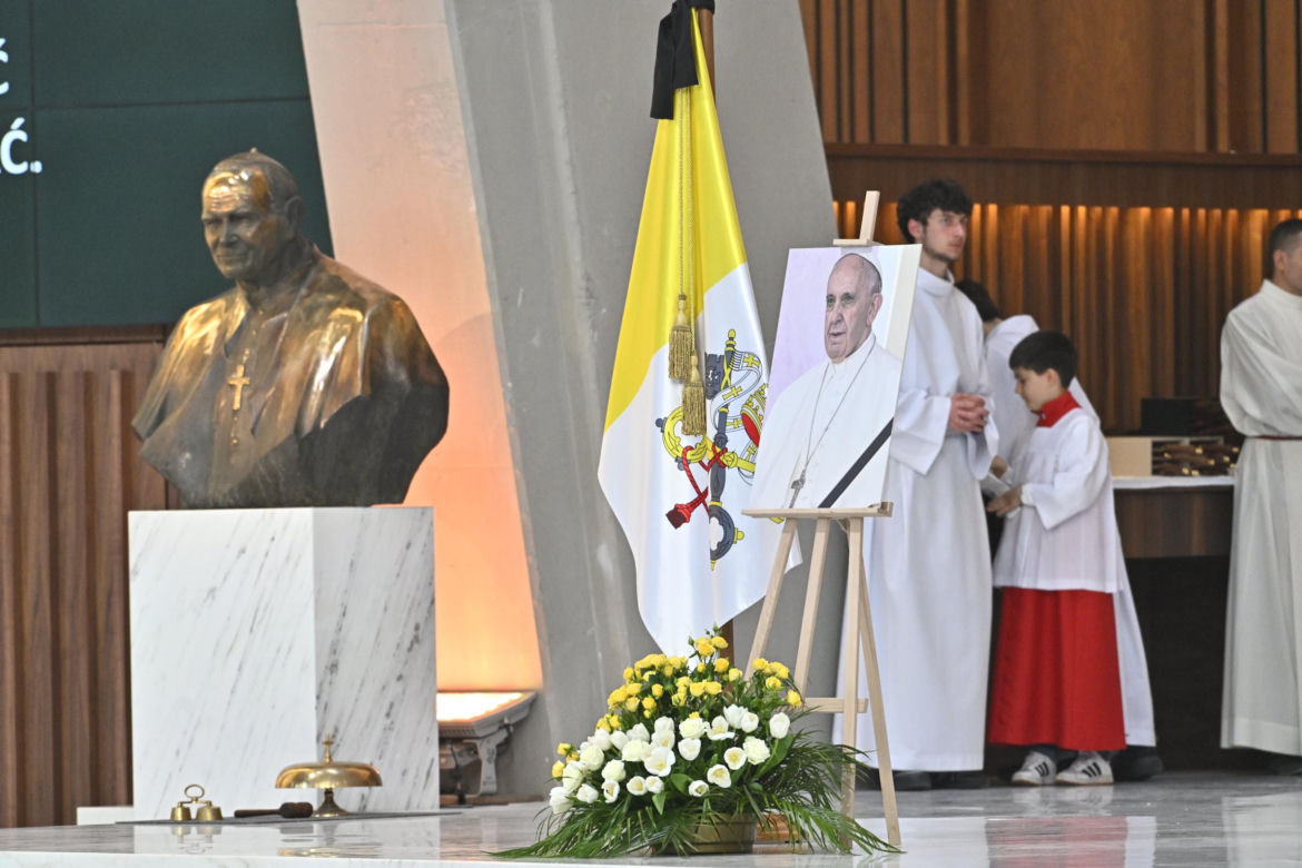 Warszawa żegna papieża Franciszka. Poruszające wpisy w Archikatedrze 