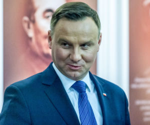 Duda śpi w łóźku Marylin Monroe