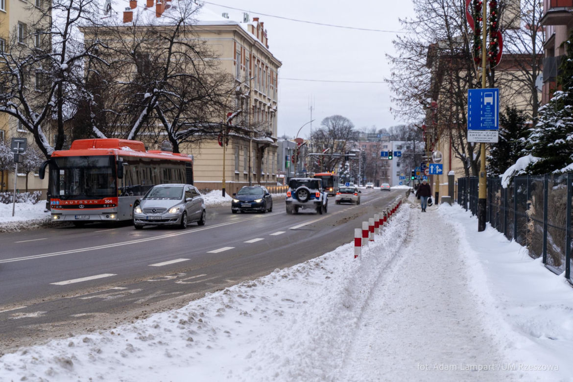 W Rzeszowie trwa walka z zimą. Ważny apel do właścicieli budynków