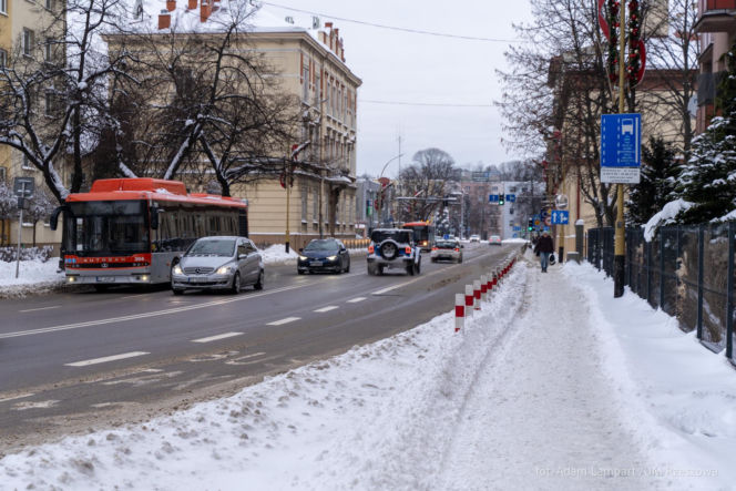 W Rzeszowie trwa walka z zimą. Ważny apel do właścicieli budynków