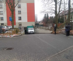 Masakra! Dachował samochodem, barierki przebiły go na wylot