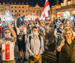 Manifestacja Białorusinów na rynku w Krakowie. Precz z Łukaszenką!