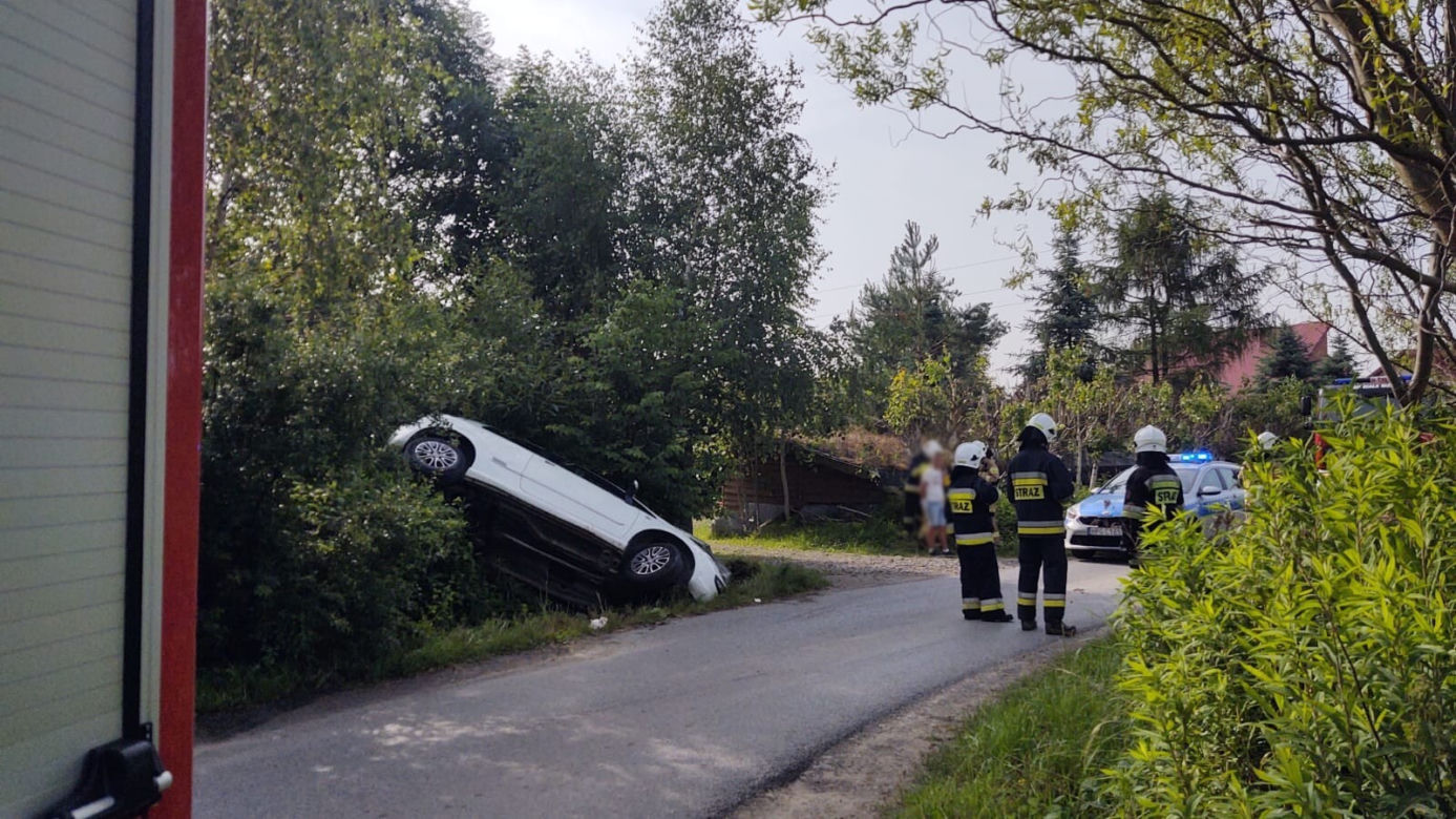 Osobówka z trójką pasażerów nie zmieściła się na wąskiej drodze. Wylądowała w rowie