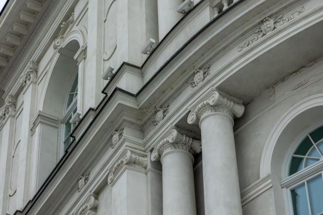 Hotel Europejski działa obecnie pod nazwą Raffles Europejski Warsaw