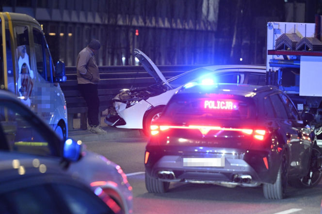 Groźny wypadek na Mokotowie. Na miejscu służby, kierowcy utknęli w korku