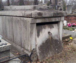 Groby na cmentarzu Rakowickim w opłakanym stanie. Niektóre z nich są... otwarte [ZDJĘCIA, AUDIO]