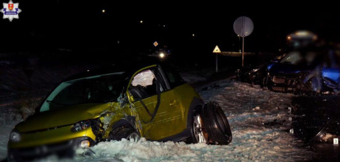 Karambol czterech aut na DK17. Wśród poszkodowanych noworodek